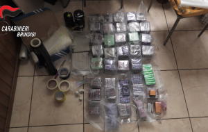 In casa 35 Kg di hashish, 120 grammi di cocaina, armi e munizioni. Arrestata 70enne