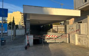 Brindisi, di nuovo chiuso il sottopasso di via Osanna: acqua dai tombini e passaggio allagato