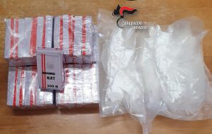 Tenta di nascondere la chiave di un’auto, dentro c’erano 3 chili di hashish e mezzo chilo di cocaina: arrestato 46enne barese