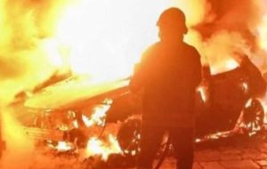 Brindisi, auto a fuoco in via Pietro Chimienti: intervengono Vigili del Fuoco e Polizia Scientifica