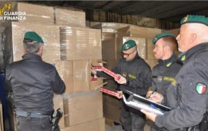 Brindisi, scoperto opificio per la produzione di sigarette di contrabbando: sequestrate oltre 15 tonnellate di tabacco e materiali