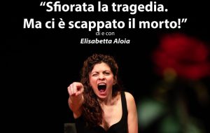 Giovedì 13 novembre a San Michele Salentino va in scena “Sfiorata la tragedia. Ma ci è scappato il morto”, monologo tragicomico di Elisabetta Aloia