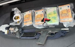 In casa armi, munizioni e tanto contante: arrestato 52enne