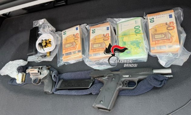In casa armi, munizioni e tanto contante: arrestato 52enne