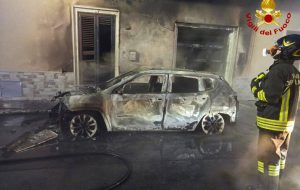 San Donaci, incendio nella notte: auto in fiamme, danneggiata la facciata di un edificio