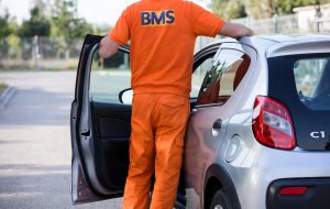 Minacce ad un consigliere e auto di servizio per spesa, piscina e shopping: tutti gli episodi contestati al dipendente della Multiservizi