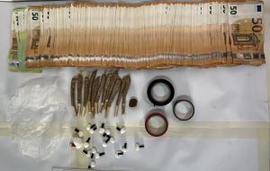 Arrestato spacciatore: aveva coca, hashish e 20mila euro in contanti