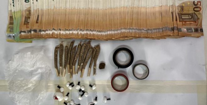 Arrestato spacciatore: aveva coca, hashish e 20mila euro in contanti