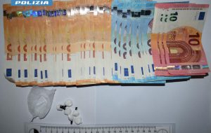 Coca e tanti contanti in casa: arrestato 45enne