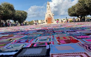 Viva Vittoria Brindisi torna in piazza: domenica 16 novembre nuova giornata per completare l’abbraccio di colori contro la violenza sulle donne