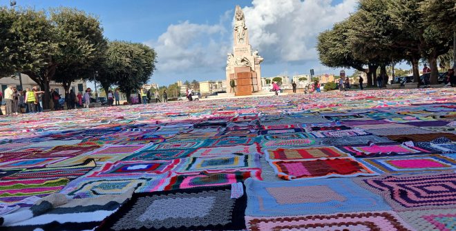 Viva Vittoria Brindisi torna in piazza: domenica 16 novembre nuova giornata per completare l’abbraccio di colori contro la violenza sulle donne