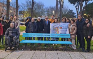 Giornata Mondiale della Consapevolezza sull’Autismo: inaugurata panchina azzurra nel piazzale della Chiesa del Rione Paradiso