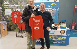 Il Tuffo di Capodanno di Brindisi ritira e dedica per sempre l’iscrizione numero 30 all’avv Mauro Masiello