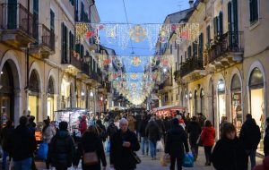 Confesercenti: I brindisini a caccia degli ultimi regali. Il 62% acquisterà anche presso un punto vendita fisico