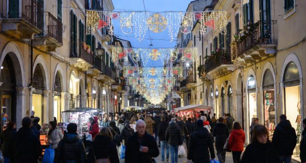 Confesercenti: I brindisini a caccia degli ultimi regali. Il 62% acquisterà anche presso un punto vendita fisico