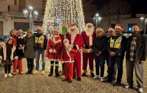 Doni per i bisognosi distribuiti dal Babbo Natale dei volontari di Protezione Civile