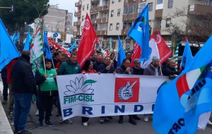 Brindisi, corteo unitario per l’indotto Enel: sindacati compatti, cresce l’allarme occupazionale