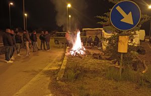 Brindisi, sesto giorno di protesta: l’indotto Enel resta in presidio. Oggi alle 15 l’incontro decisivo in Confindustria