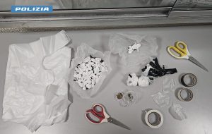 Spaccia cocaina dai domiciliari: 30enne condotto in galera