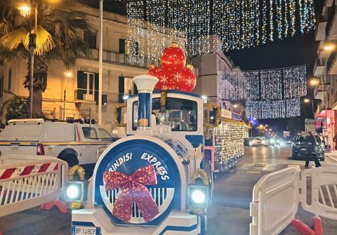 Una favola di Natale che attraversa Brindisi: solidarietà e cura da C.R.A.P. Helios e Valigia degli Eventi