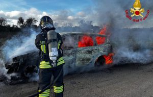 Mesagne–Tuturano, auto in fiamme mentre è in marcia: intervento dei Vigili del Fuoco