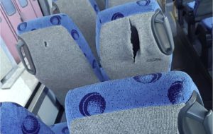 STP Brindisi – Ancora atti vandalici. Danneggiato autobus per il trasporto-studenti. Cursi: “In poco più di un anno ne abbiamo subiti 23 in tutta la provincia”