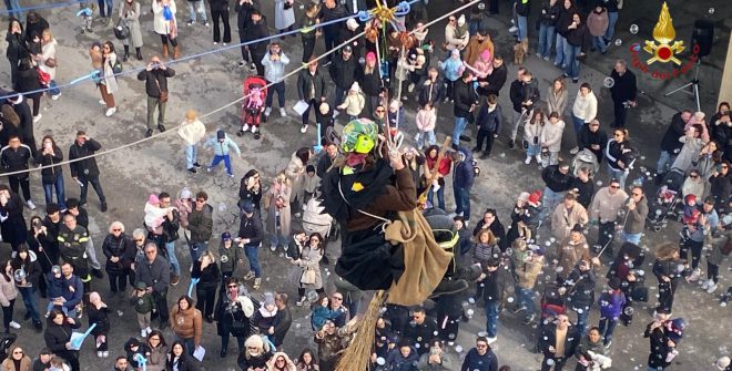 Epifania di festa alla caserma dei vigili del fuoco di Brindisi: luna park, Befana e sorrisi per i bambini