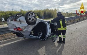 Mesagne, auto si ribalta sulla rampa per la SS7: un ferito