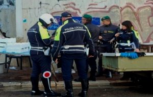 Controlli di Gdf e Polizia Locale al Mercato della Commenda: sequestrati 600 kg di frutta e verdura e 25 kg di pesce