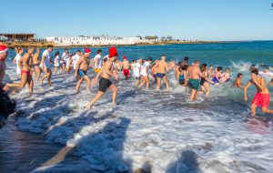 Tuffo di Capodanno Brindisi 2026: 586 iscritti, un centinaio in mare