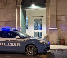 Usavano i pappagallini per chiedere l’elemosina ai turisti: interviene la Polizia di Stato di Ostuni
