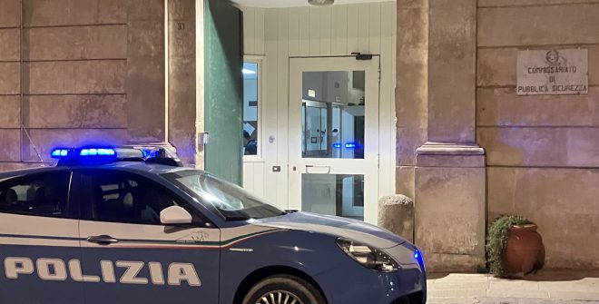Usavano i pappagallini per chiedere l’elemosina ai turisti: interviene la Polizia di Stato di Ostuni