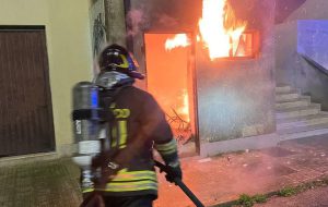 Latiano, incendio in via Galilei: intervento dei Vigili del Fuoco