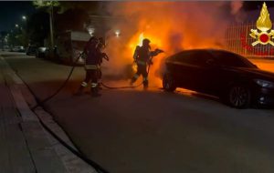Notte di fuoco a Brindisi: due incendi d’auto e una vettura crivellata di colpi