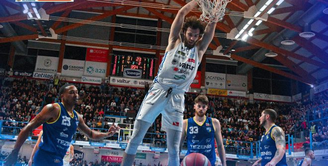 Show biancoazzurro nel PalaPentassuglia vestito a festa: Brindisi annienta Verona e resta in cima