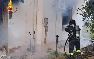 Dramma a Tuturano: abitazione a fuoco, crolla solaio, anziano sotto le macerie