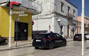 I Carabinieri sequestrano un tirapugni in classe durante i controlli antidroga