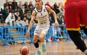 La Dinamo regge l’urto e supera Messina 70-63 conquistando la decima vittoria casalinga