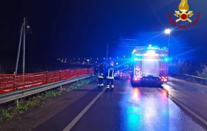 Incidente sulla via per l’aeroporto: tre auto coinvolte, intervento dei Vigili del Fuoco