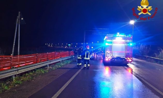 Incidente sulla via per l’aeroporto: tre auto coinvolte, intervento dei Vigili del Fuoco
