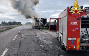 Torchiarolo, camion in fiamme sulla SS 613: traffico bloccato verso sud