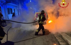Brindisi, auto in fiamme nella notte: intervento dei vigili del fuoco in via Remo
