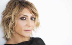 Paola Minaccioni a Fasano con l’ironia graffiante di “Le stravaganti dis-avventure di Kim Sparrow”