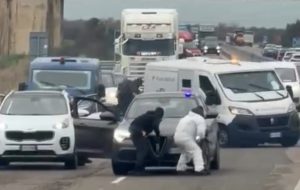 Assalto a due portavalori sulla Brindisi–Lecce: kalashnikov, camion incendiato e furgone fatto esplodere. Strada bloccata