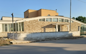 Carovigno: al via il recupero dell’ex scuola dell’infanzia di Serranova, nascerà un Centro Servizi per il Contrasto alla Povertà