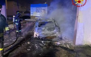 Notte di incendi nel Brindisino: auto in fiamme in città, furgone a metano brucia a San Vito