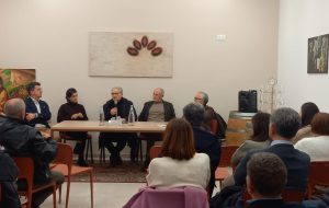 Enzo Lavarra ha presentato a Tenute Lu Spada il libro “La Xylella. Distruzione e rinascita degli olivi”