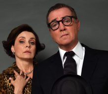 Il cinismo si fa risata: “Il Vedovo” sbarca al Teatro Kennedy di Fasano