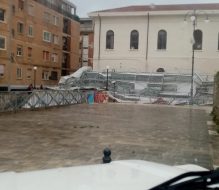 Crolla l’impalcatura dell’ex “Marconi”: il vento forte piega la struttura del cantiere PNRR