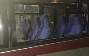 Ancora violenza contro i mezzi della STP: due autobus danneggiati dal lancio di pietre nel rione Sant’Elia. A rischio l’incolumità di autisti e passeggeri.